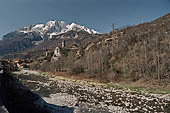 Da Capo di Monte nei pressi dell'argine del fiume Oglio  possibile godere della vista della Pieve di San Siro, sullo sfondo la dolomitica Concorena. 